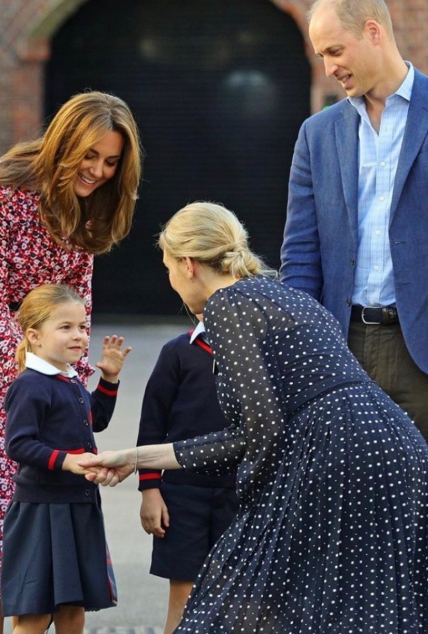 صورة عفوية للأمير ويليام وكيت ميدلتون مع ابنتهما الأميرة شارلوت في يومها الدراسي الأول