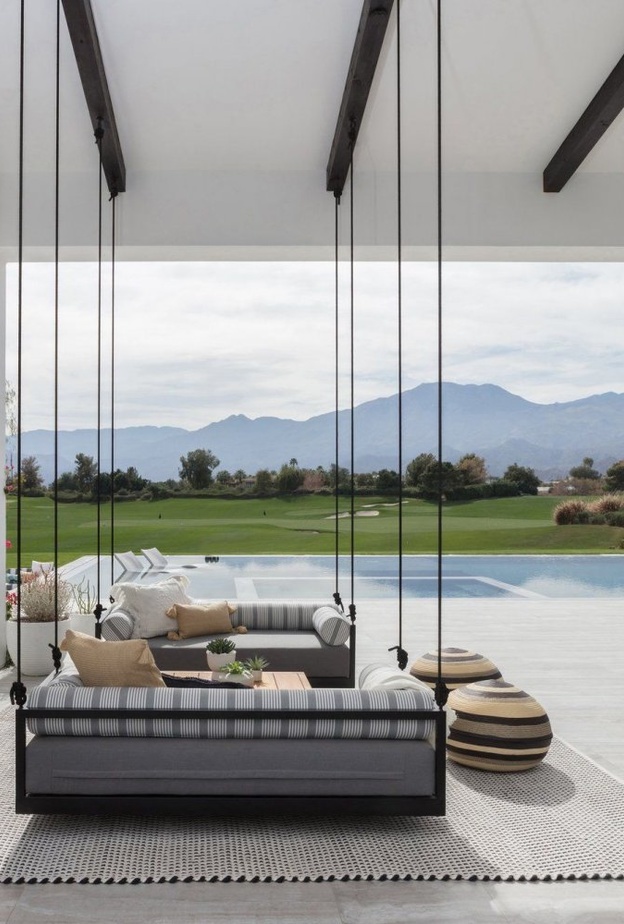 الوسائد الملونة تزيين الكنب في ديكور الجلسات الخارجية