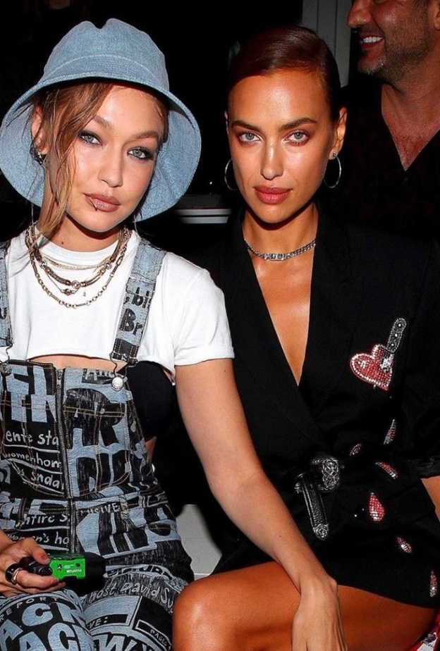 جيجي حديد وإيرينا شايك في عرض جيريمي سكوت خلال أسبوع الموضة في نيويورك