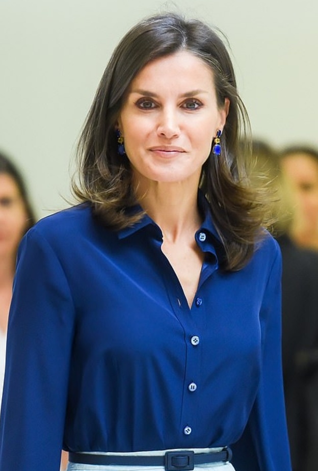 الملكة ليتيزيا في إطلالة زهرية أنيقة في منتدى للمعاقين