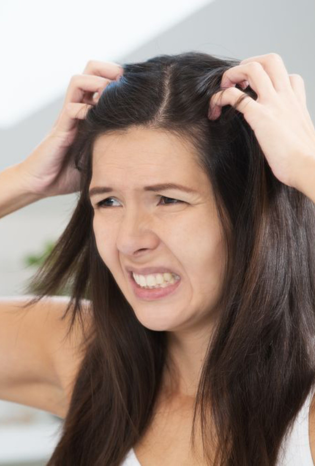 فوائد السكر البني في تقشير فروة الرأس والتخلص من الحكة