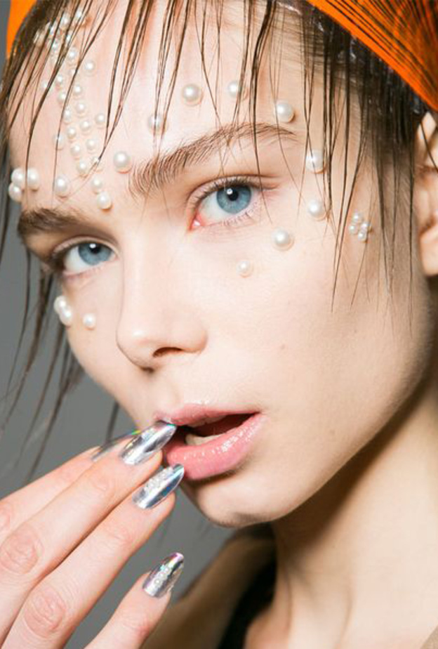 استوحي أجمل إطلالات مكياج العيون مع اللؤلؤ