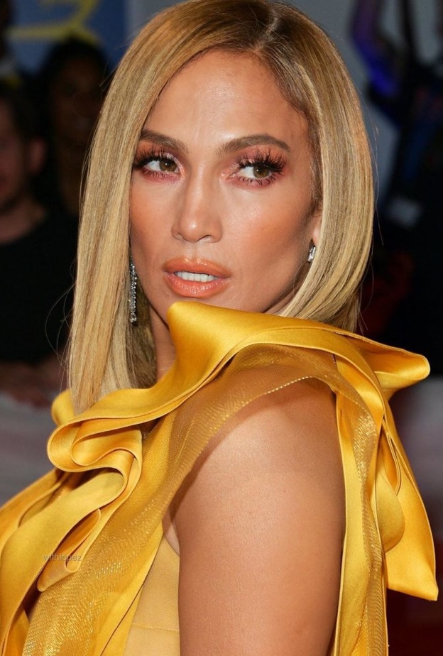 اكتفت جينيفر بتسريحة شعر ناعمة وبسيطة