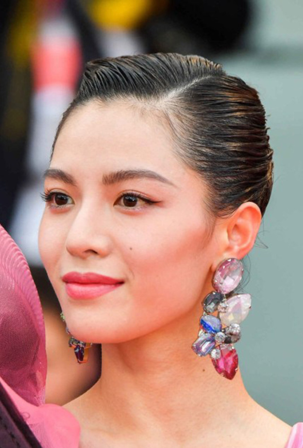 الممثلة الصينية Zhong Chuxi ترتدي أقراط من أرماني Armani