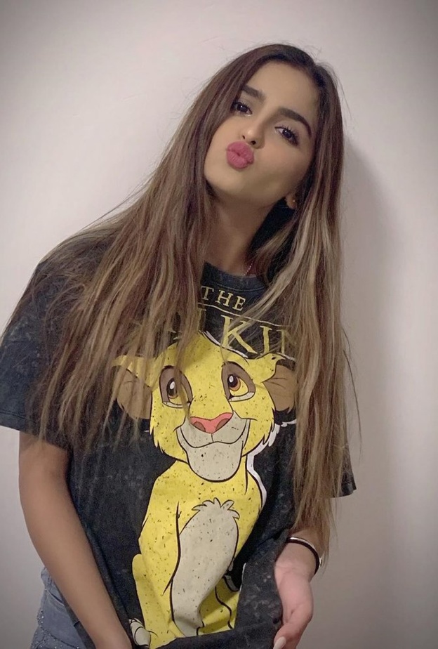 حلا الترك بلقطة من فيلا والدها