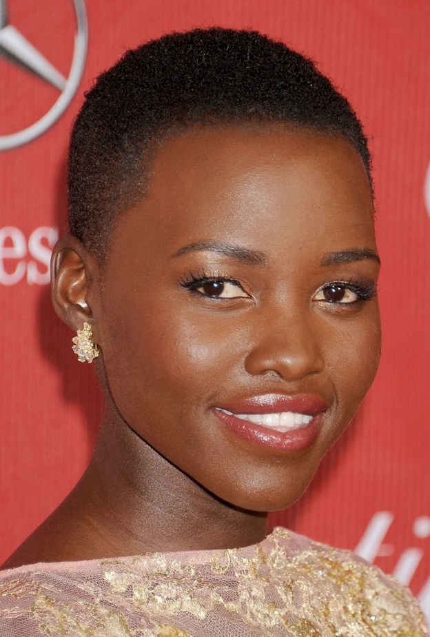  لوبيتا نيونقو تزينت بزوج من الأقراط الماسية الأنيقة من ماركة Cartier