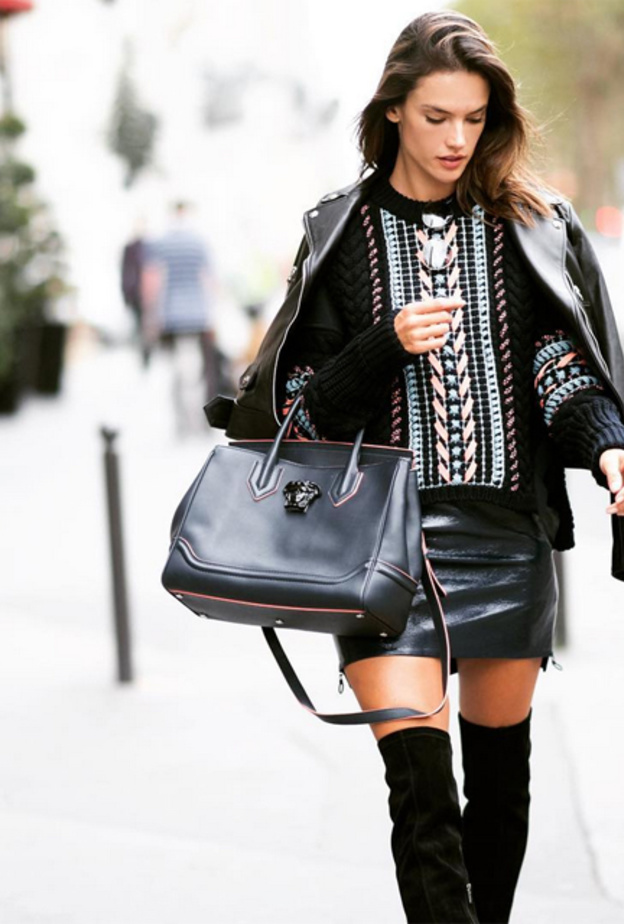 اختاري اطلالة كاملة بالأسود بالتنورة الجلدية مع التوب السادة مع الصندل بالكعب العالي