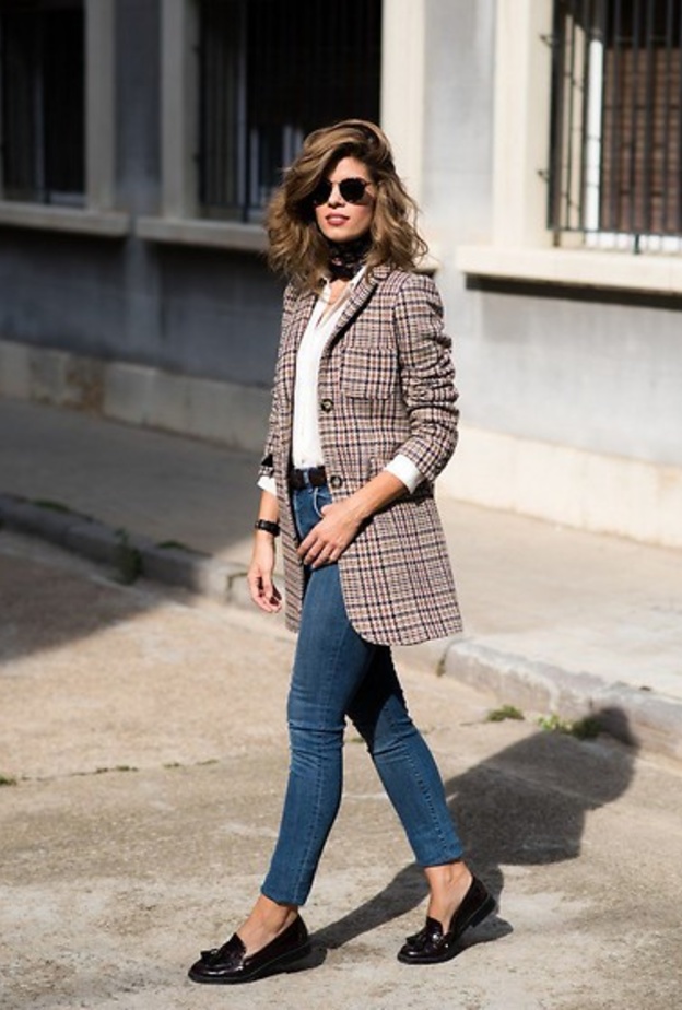 اعتمدي موديلات أحذية فلات مع اطلالات شبابية في الجينز