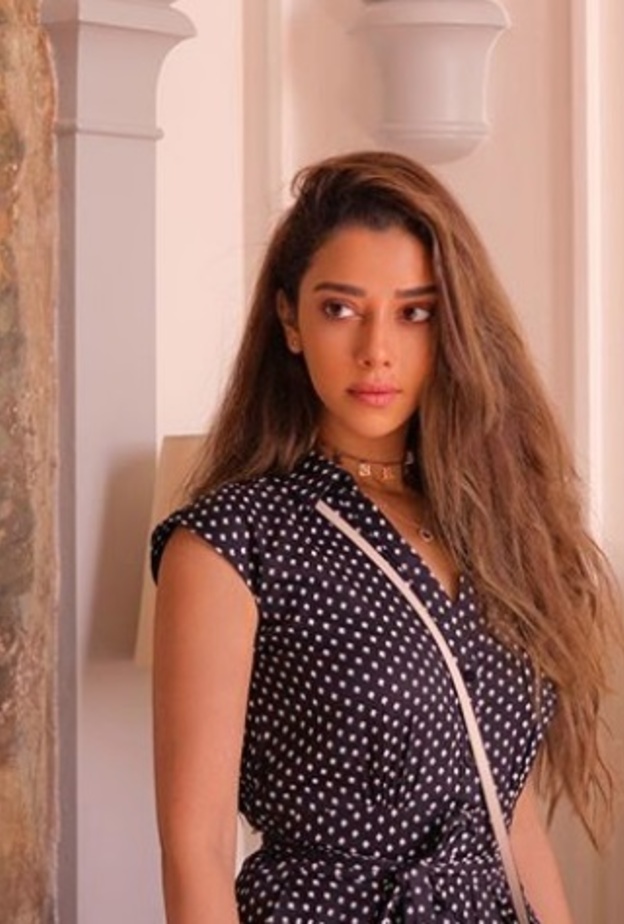 قبعة من القش الفاتح فاجأت به بلقيس جمهورها