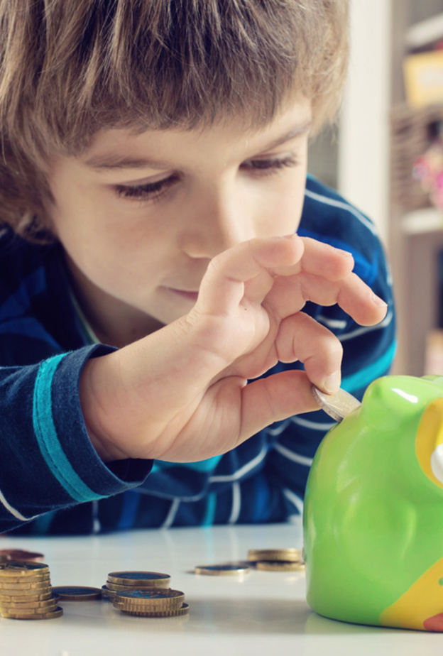 يجب تخصيص مصروف للطفل وتعليمه الإدخار