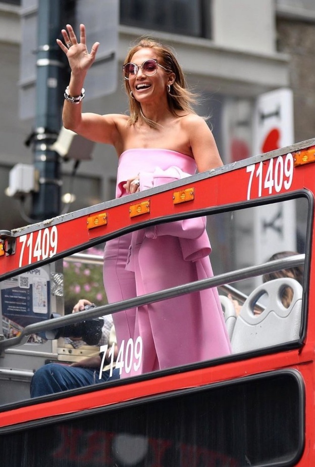 صورة عفوية للنجمة جينيفر لوبيز وهي تلوح لمعجبيها في نيويورك