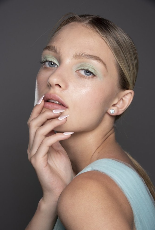 طلاء أظافر بأشكال هندسية