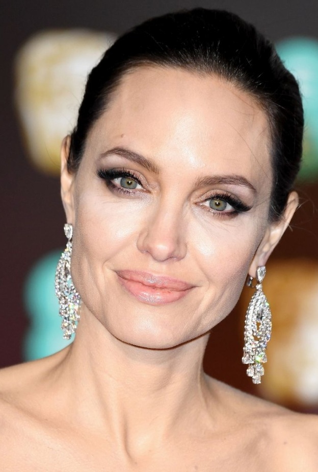  رسمات الآيلاينر العصري بأسلوب أنجلينا جولي صيحة خريف 2019‏