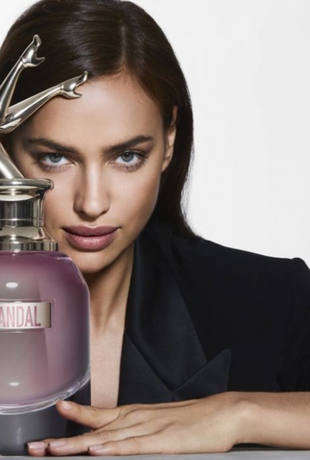 سكاندال باريس Scandal à Paris، من تصميم جان بول غوتييه Jean Paul Gaultier