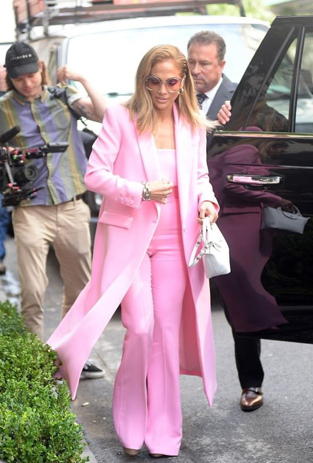 جنيفر لوبيز‎ Jennifer Lopez ‎بموضة الجمبسوت المميز باللون الزهري من ‏دار حمل توقيع دار ‏Alex Perry