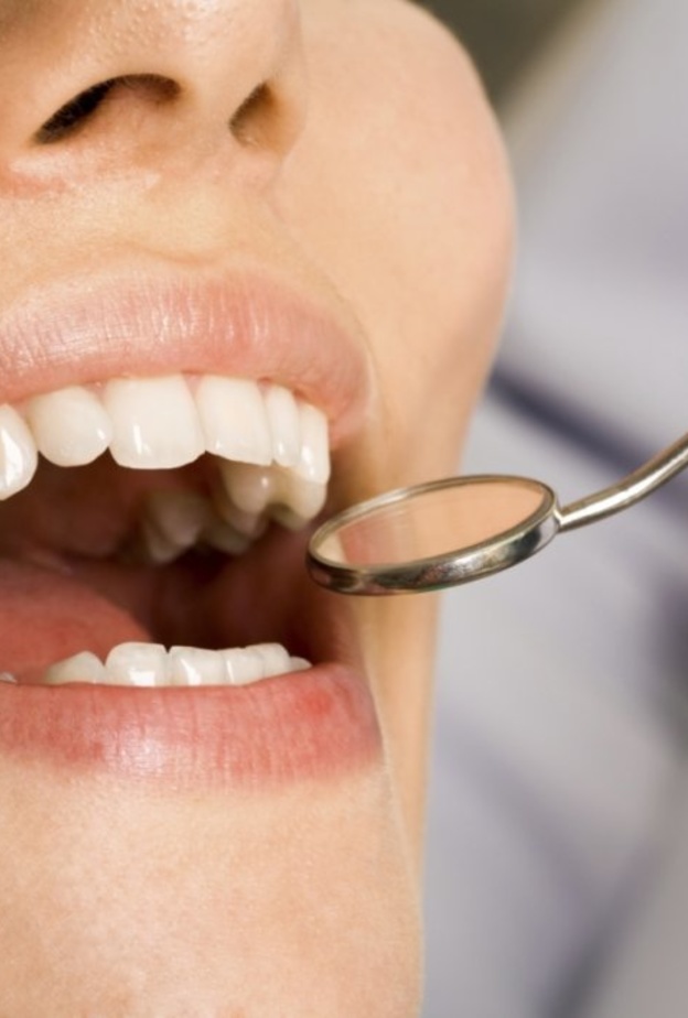  قلة العناية بنظافة الفم تسبب اصفرار اللسان