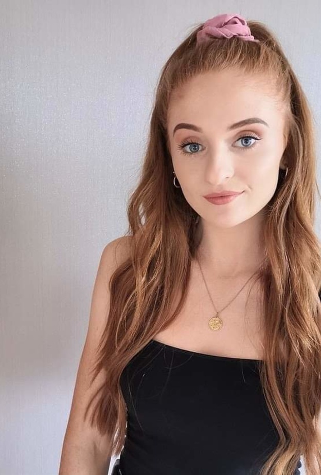 لورا بتلر دوبليرة صوفي تيرنر 