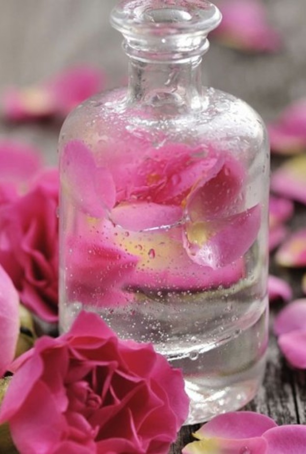 ادهني جسمك بقطنة مبللة بماء الورد