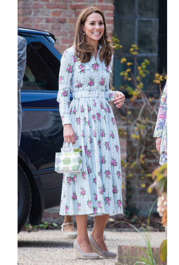 جمال ساحر للدوقة كيت ميدلتون بفستان مطبع بالورود