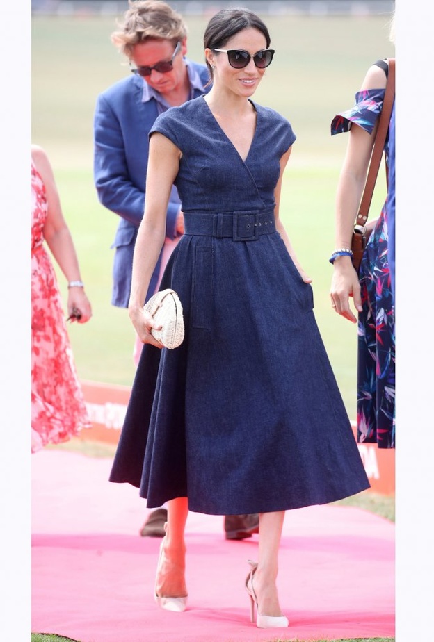 فستان من مجموعة Roland Mouret سعره 2.165$