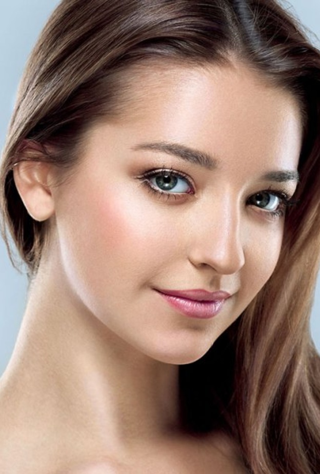 اختاري الالوان الفاتحة والمحايدة لوضعها على الجفون