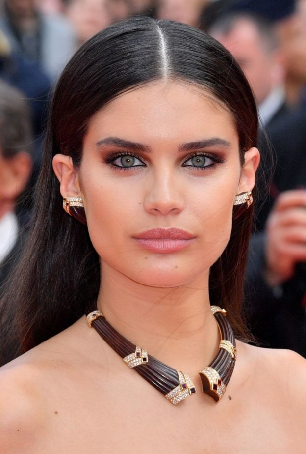 سارا سامبايو تزينت بزوج من الأقراط الأنيقة المرصعة بأحجار الماس والزمرد الأخضر