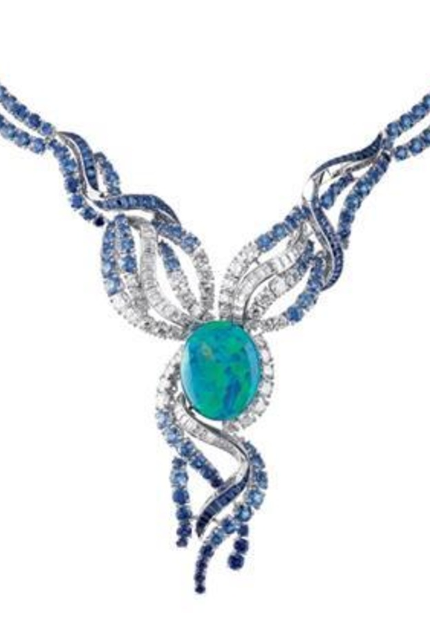 تصميم عقد فاخر من Piaget من حبات الاوبال والتورمالين والصفير والألماس