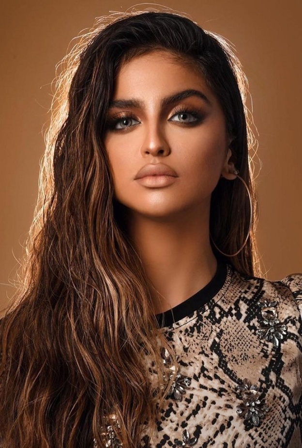 حلا الترك تبهر الجمهور بإطلالة جمالية جديدة