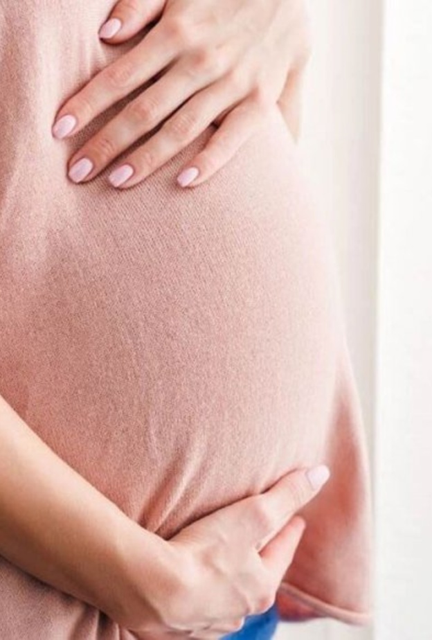 تحتاج المرأة بعد الولادة القيصرية إلى خياطة تجميلية للتخلص من جرح البطن وتحسين مظهرها الخارجي