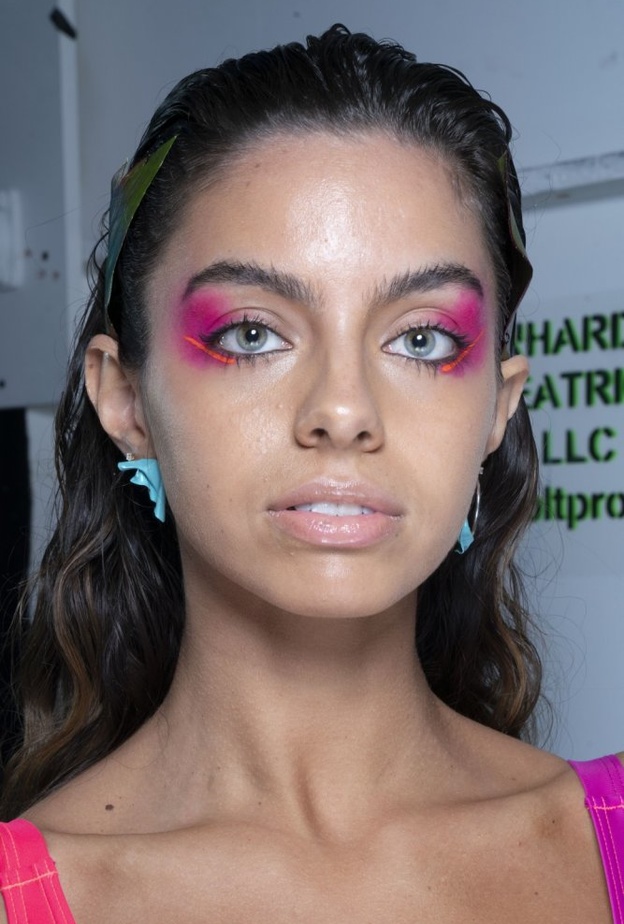 ظلال عيون مميز على الجفن الأسفل