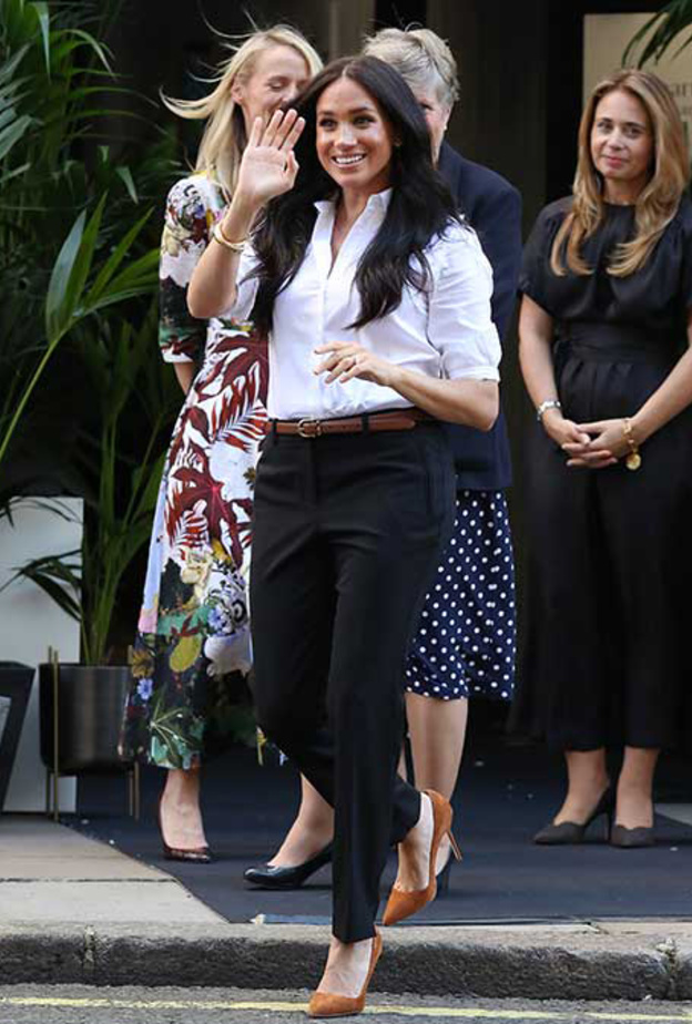 زيّنت اللوك بأقراط على شكل فراشة وأسوارة للأميرة ديانا كما أضافت عدداً من الأساور الذهبية