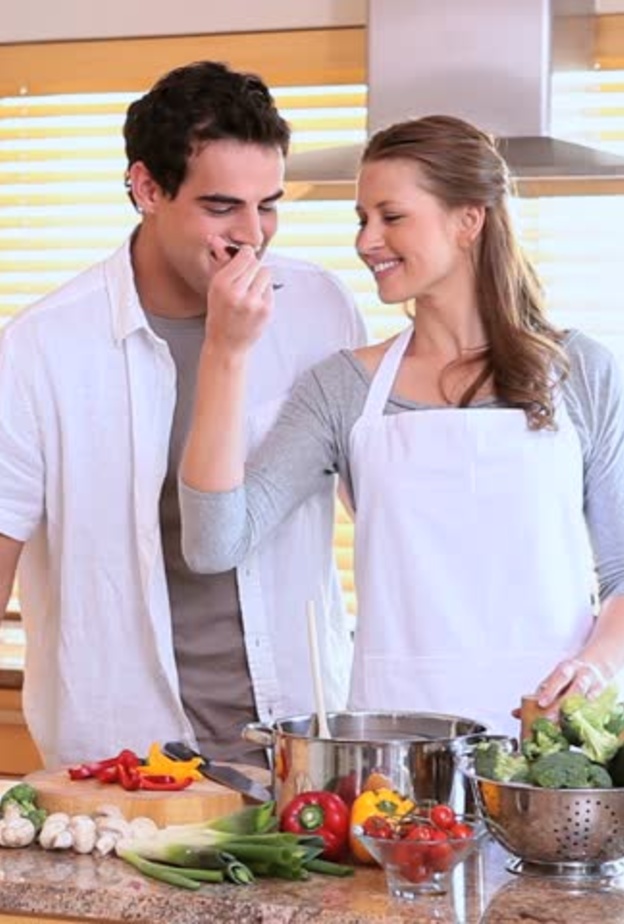 ابدي له اهتمامك كأن تُطعميه بيدك