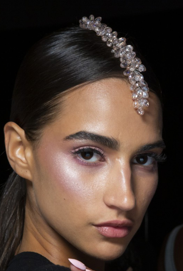 أكسسوارات القبعات الدائرية بأسلوب ‏Anna Sui