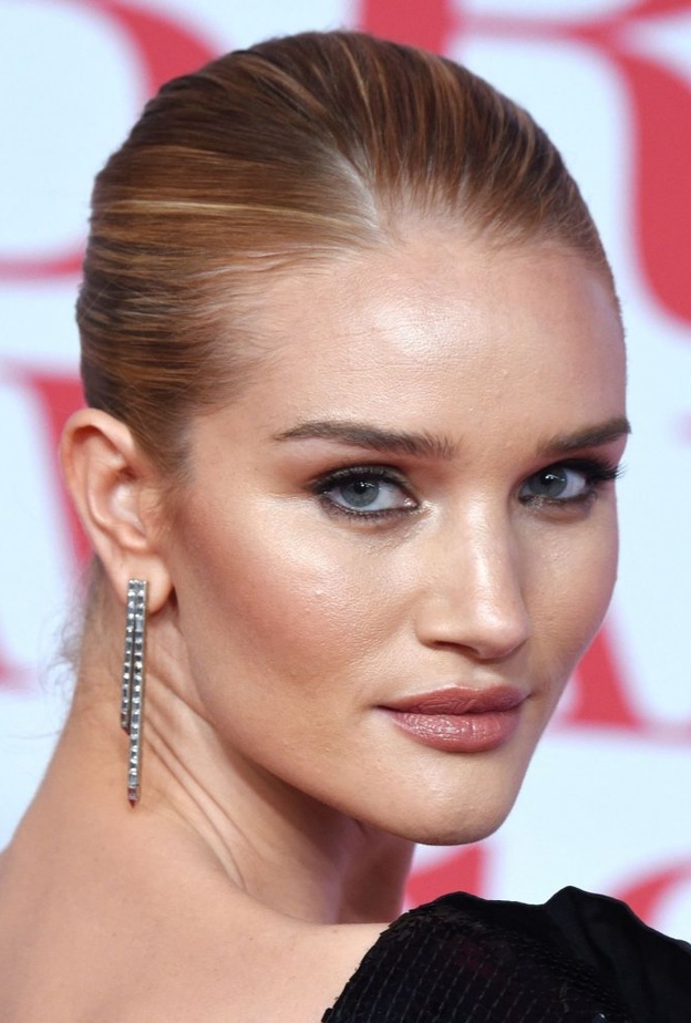 روزي هنتنغتون وايتلي أنيقة بقلادة ماسية أنيقة من ماركة  Anita Ko