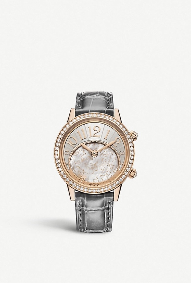 تصميم ساعة أنيق للمرأة الراقية بتفاصيل مينا صدف جميل وسير جلد تمساح بلون اورجواني من Vacheron Constantin