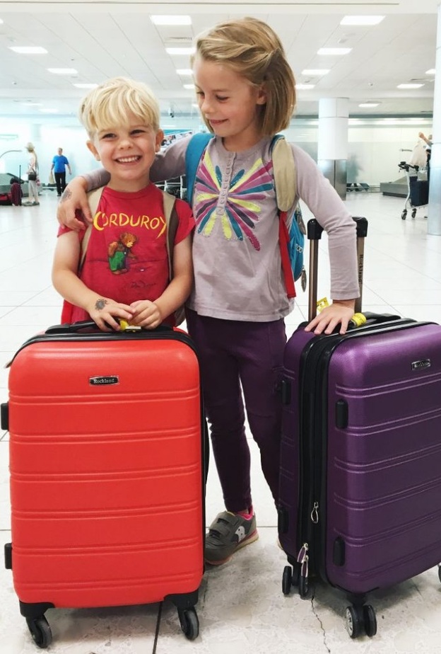 اجعل أطفالك الصغار جزء من التخطيط لرحلة السفر وذلك بالاستماع لآرائهم وتوقعاتهم بشأن رحلة السفر