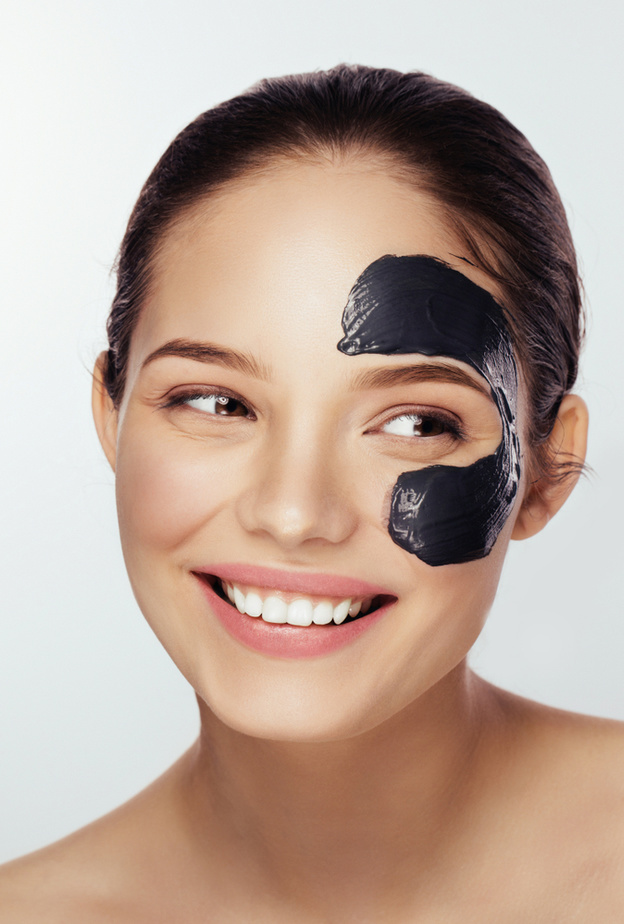 تعرفي على فوائد قناع الفحم للوجه الدهني