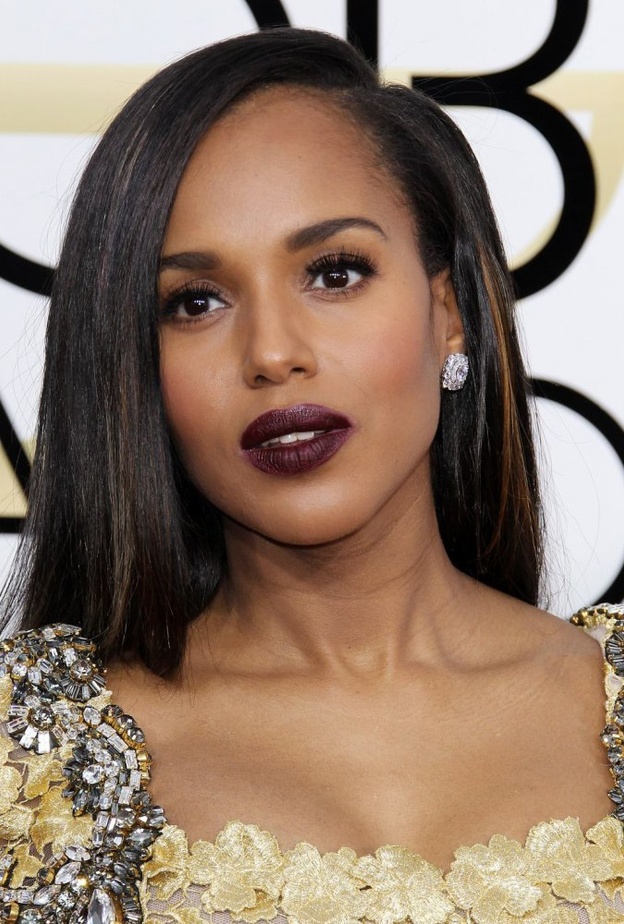 كيري واشنطن تزينت بزوج من الأقراط الذهبية الطويلة من ماركة  Graziela Gems