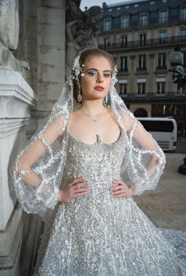 فستان بأكمام منسدلة