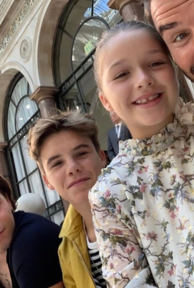 ديفيد بيكهام برفقة أولاده خلال عرض زوجته فيكتوريا بيكهام في أسبوع الموضة في لندن