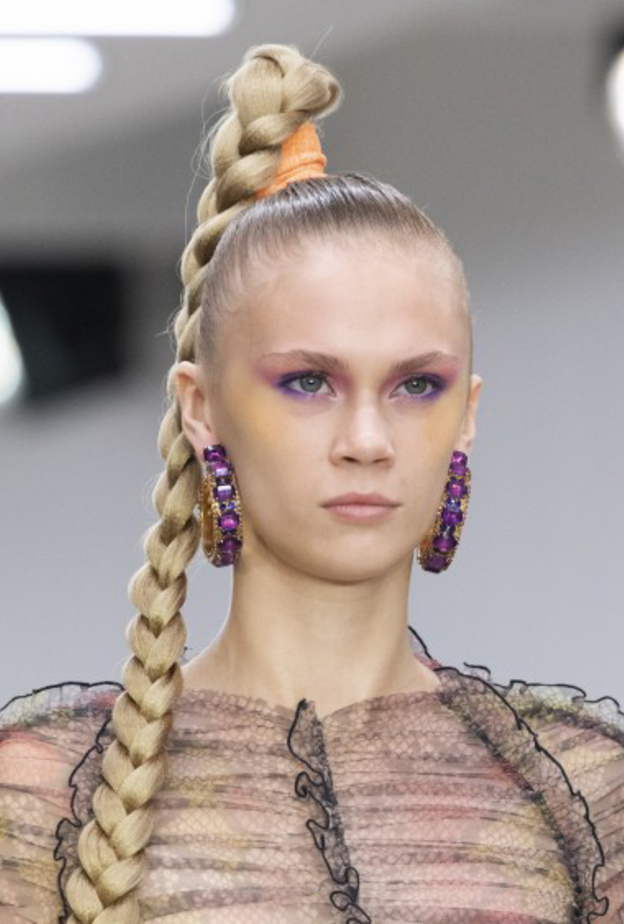 أحمر شفاه سوداء لربيع وصيف 2020 من دارMolly Goddard