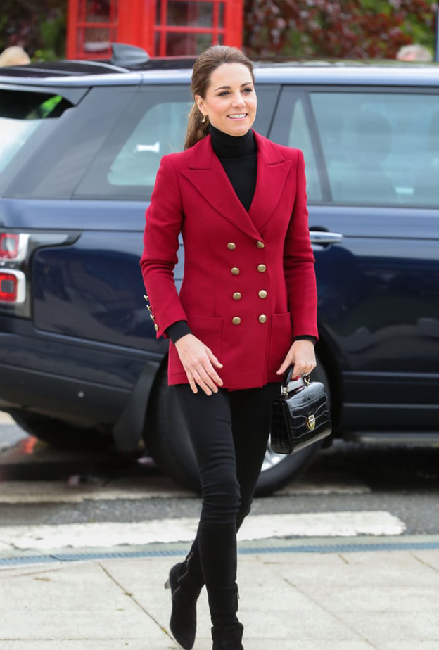 بليزر بصفي أزرار نسقته كايت ميدلتون