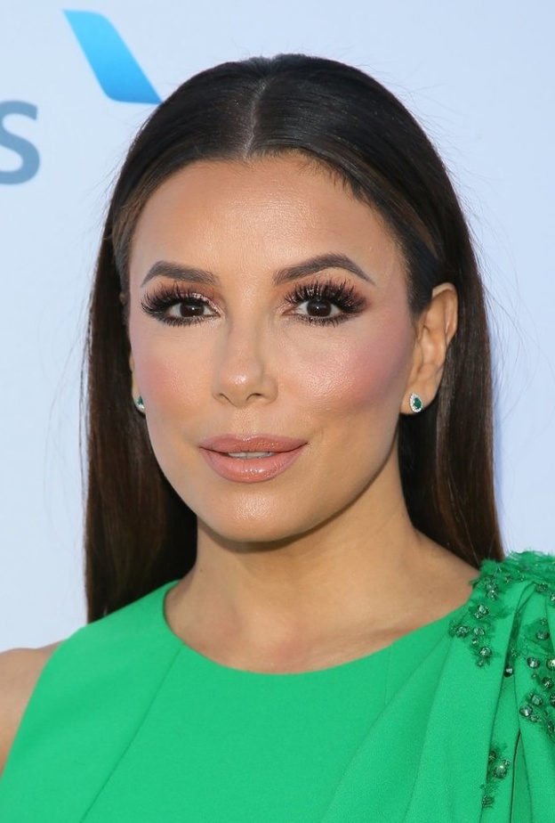 إيفا لانجوريا بزوج من الأقراط الأنيقة المرصعة بأحجار الماس والزمرد الأخضر من ماركة Djula