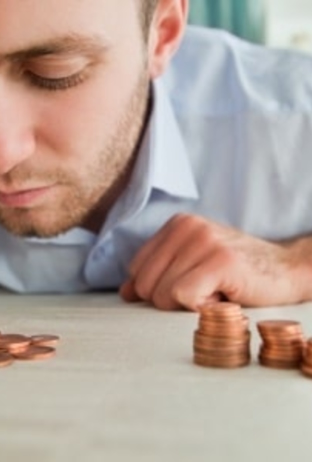 حتى لا يقع في أزمة مالية ينفق وفقًا لحساباته الخاصة