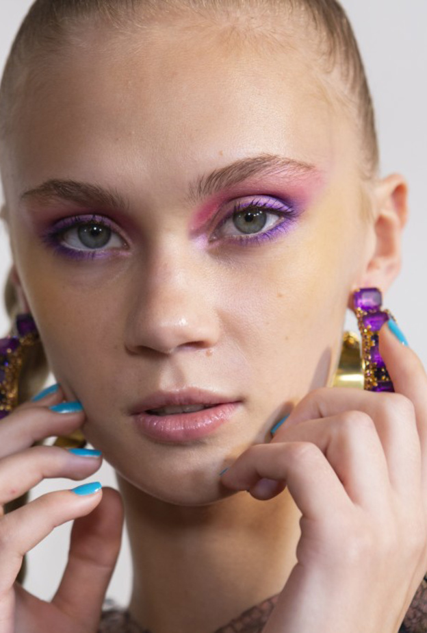 رسمات عيون ملونة بتدرجات خضراء وصفراء من Mark Fast