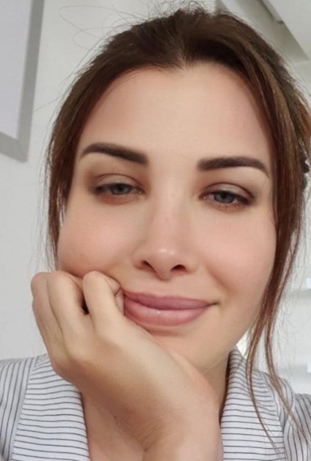 نانسي عجرم بإطلالات خالية من المكياج مع جمال عينيها الزرقاء