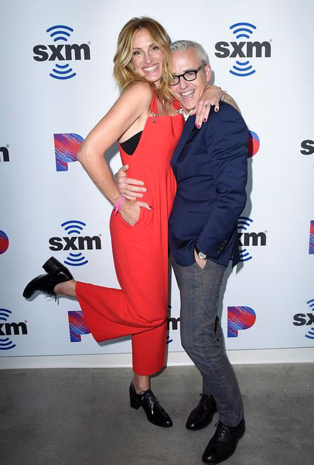  تألقت بتسريحة الشعر المموج والمنسدل على كتفيها وإعتمدت مكياجًا طبيعيًا