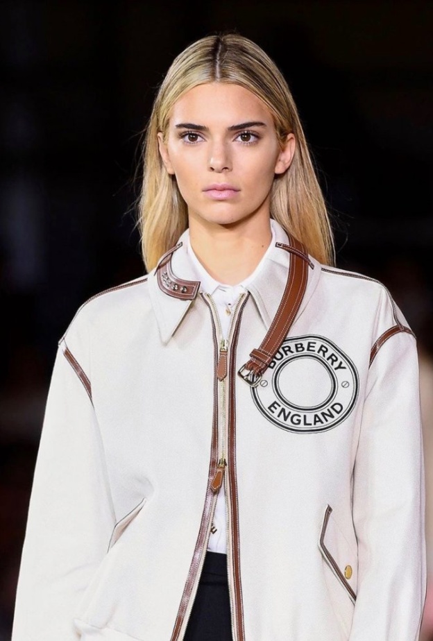 كيندال جينر تطل بالشعر الأشقر لأول مرة على الإطلاق خلال عرض بربري في أسبوع الموضة في لندن