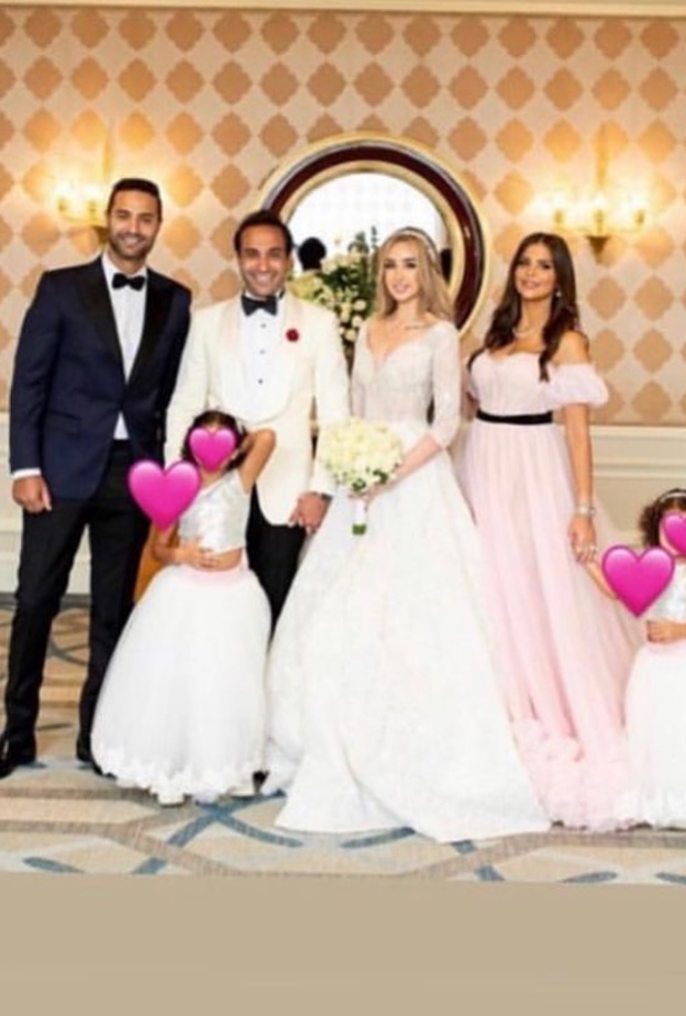 كريم فهمي وزوجته وابنتيه 