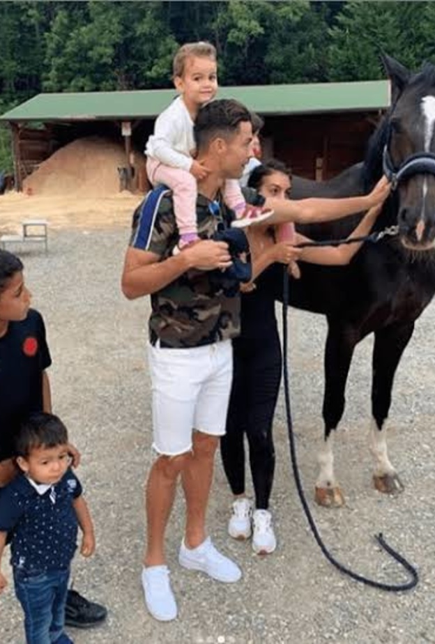 رونالدو في نزهة عائلية 